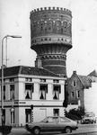 406475 Gezicht op de watertoren aan de Lange Lauwerstraat te Utrecht, vanaf de Van Asch van Wijckbrug.